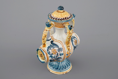 Un ensemble de 3 pichets trompeurs en forme de tonneau, Talavera, Espagne, ca. 1820